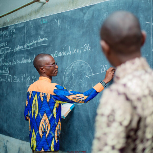 Innocent Assisté Par Son Formateur